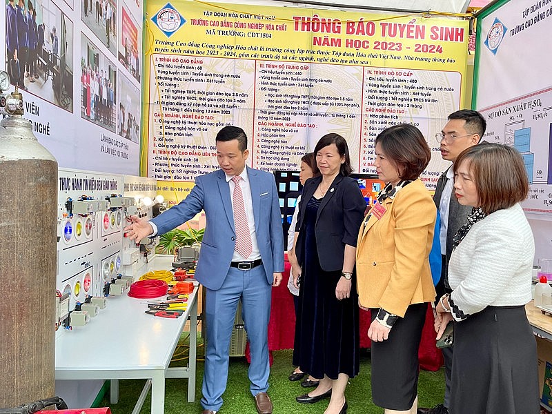 Các gian hàng thu hút sự quan tâm của học sinh và nhân dân Các gian hàng thu hút sự quan tâm của học sinh và nhân dân