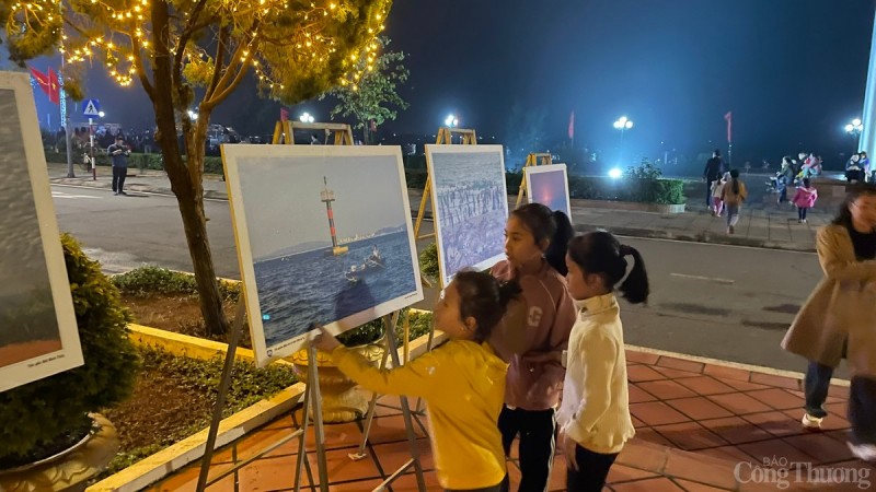 Triển lãm ảnh đẹp Cô Tô thu hút nhiều khách tham quan