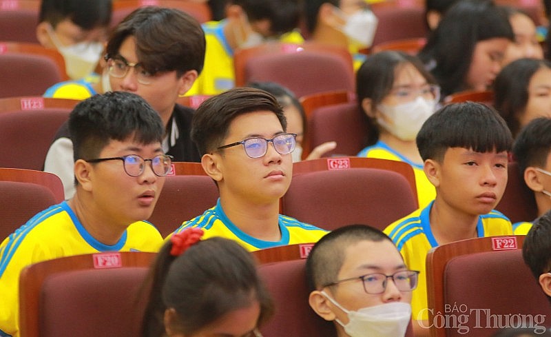 Hơn 4.000 nghìn học sinh dự ngày hội tư vấn tuyển sinh, hướng nghiệp tại HUFI