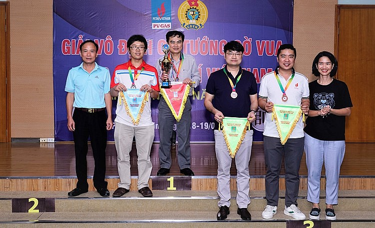 Trao giải cho các VĐV cờ tướng xuất sắc Trao giải cho các VĐV cờ tướng xuất sắc