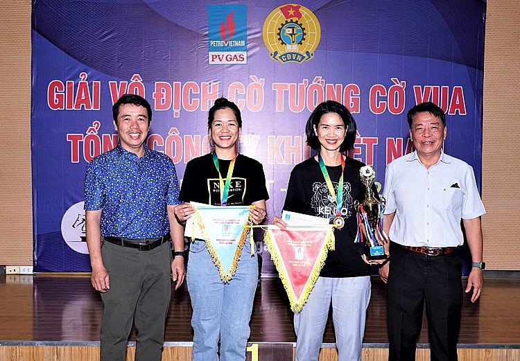 Trao giải cho các nữ VĐV cờ vua xuất sắc Trao giải cho các nữ VĐV cờ vua xuất sắc