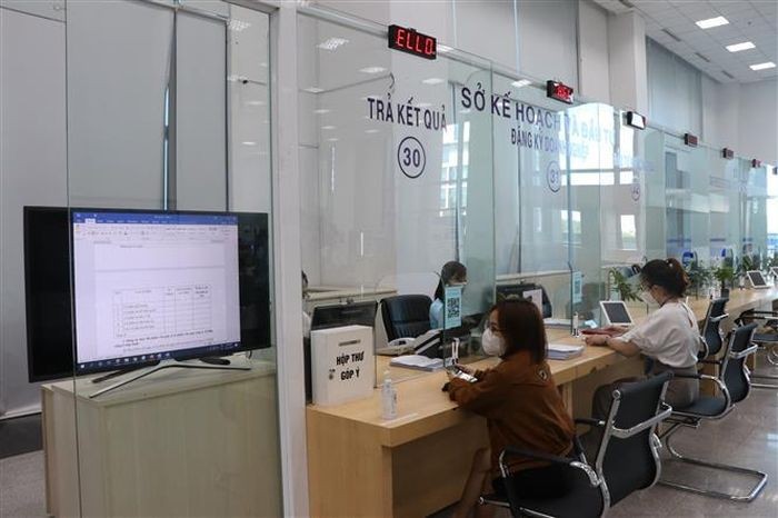 Người dân đến làm thủ tục hành chính tại quầy thuộc Sở Kế hoạch và Đầu tư tỉnh Bình Dương. Người dân đến làm thủ tục hành chính tại quầy thuộc Sở Kế hoạch và Đầu tư tỉnh Bình Dương.