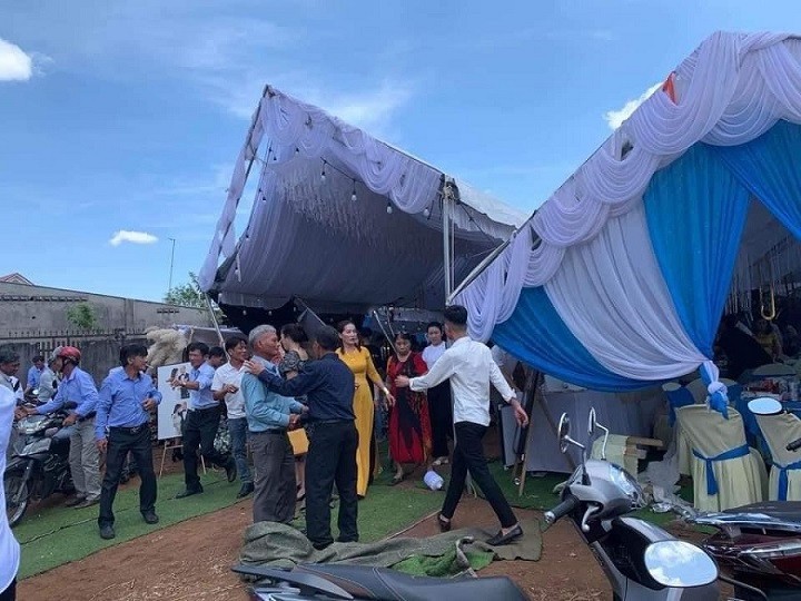 Bà Rịa - Vũng Tàu: Lốc xoáy thổi bay rạp đám cưới, không có ai bị thương