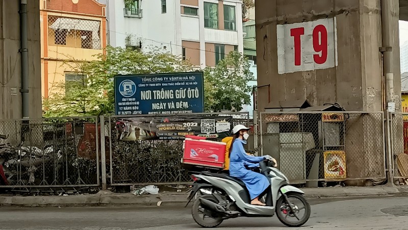 Hàng loạt gầm cầu Hà Nội "biến" thành bãi xe trái phép thu lợi "khủng" Hàng loạt gầm cầu Hà Nội "biến" thành bãi xe trái phép thu lợi "khủng"