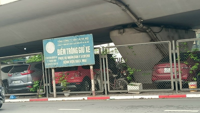Hàng loạt gầm cầu Hà Nội "biến" thành bãi xe trái phép thu lợi "khủng" Hàng loạt gầm cầu Hà Nội "biến" thành bãi xe trái phép thu lợi "khủng"