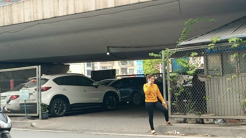 Hàng loạt gầm cầu Hà Nội "biến" thành bãi xe trái phép thu lợi "khủng" Hàng loạt gầm cầu Hà Nội "biến" thành bãi xe trái phép thu lợi "khủng"