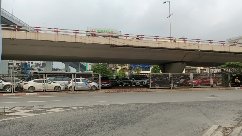 Hàng loạt gầm cầu Hà Nội "biến" thành bãi xe trái phép thu lợi "khủng" Hàng loạt gầm cầu Hà Nội "biến" thành bãi xe trái phép thu lợi "khủng"