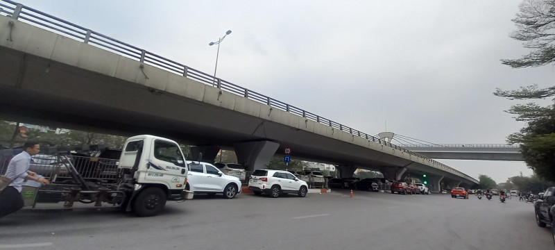 Hàng loạt gầm cầu Hà Nội "biến" thành bãi xe trái phép thu lợi "khủng" Hàng loạt gầm cầu Hà Nội "biến" thành bãi xe trái phép thu lợi "khủng"
