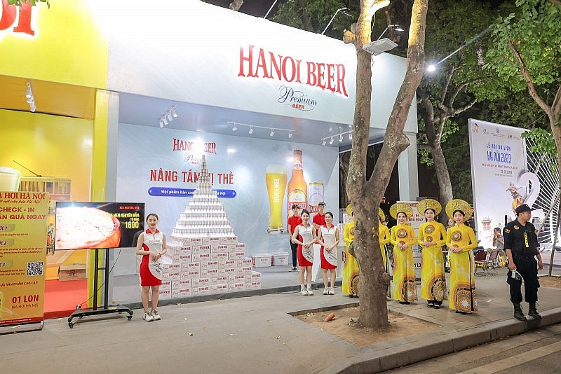 Gian hàng Bia Hà Nội thu hút du khách tại Lễ hội Du lịch Hà Nội 2023 Gian hàng Bia Hà Nội thu hút du khách tại Lễ hội Du lịch Hà Nội 2023