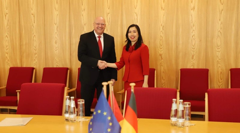 Thứ trưởng Bộ Ngoại giao Lê Thị Thu Hằng đã cùng Quốc Vụ khanh Bộ Ngoại giao Đức Andreas Michaelis Thứ trưởng Bộ Ngoại giao Lê Thị Thu Hằng đã cùng Quốc Vụ khanh Bộ Ngoại giao Đức Andreas Michaelis