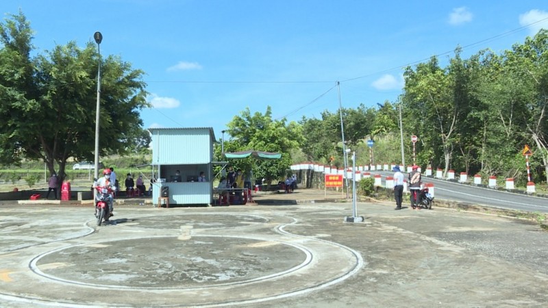 Sân sát hạch cấp GPLX hạng A1 tại Trung tâm Đào tạo và Sát hạch lái xe (Công ty Cổ phần Xây dựng-Vận tải Gia Lai). Sân sát hạch cấp GPLX hạng A1 tại Trung tâm Đào tạo và Sát hạch lái xe (Công ty Cổ phần Xây dựng-Vận tải Gia Lai).