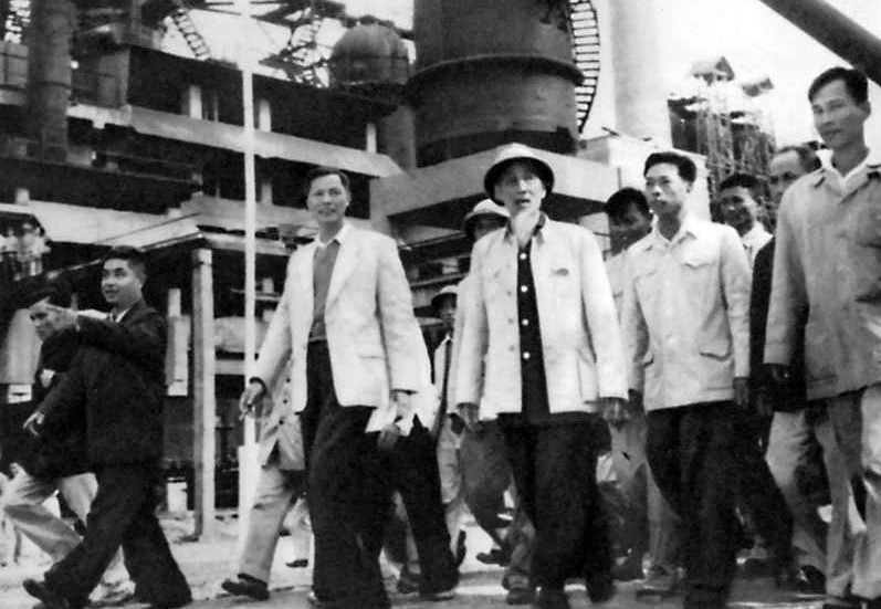 Ngày này năm xưa 5/4: Mẻ than cốc đầu tiên được chế luyện từ loại than gầy Quảng Ninh ra lò Ngày này năm xưa 5/4: Mẻ than cốc đầu tiên được chế luyện từ loại than gầy Quảng Ninh ra lò