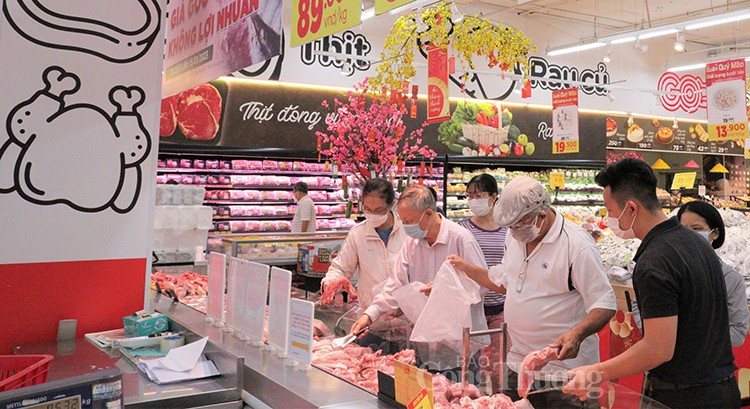 Người tiêu dùng mua thịt heo tại siêu thị Big C Người tiêu dùng mua thịt heo tại siêu thị Big C