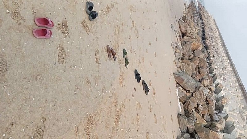 Khu vực bãi biển nơi các nữ sinh xuống tắm. Khu vực bãi biển nơi các nữ sinh xuống tắm.