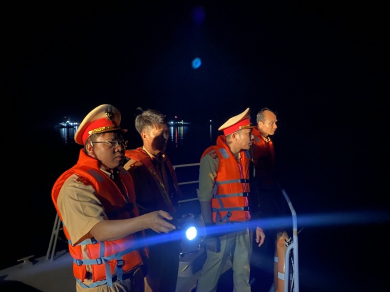 Lực lượng tìm kiếm cứu nạn huy động phương tiện, nhân lực tập trung tìm kiếm các nạn nhân còn mất tích Lực lượng tìm kiếm cứu nạn huy động phương tiện, nhân lực tập trung tìm kiếm các nạn nhân còn mất tích