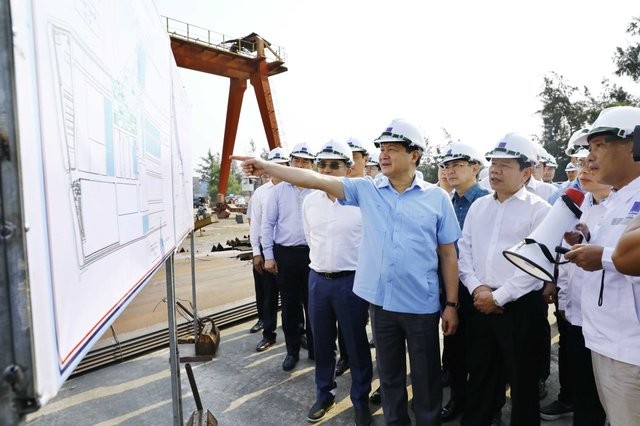Phó Thủ tướng Lê Minh Khái, Trưởng ban Chỉ đạo xử lý các tồn tại, yếu kém của một số dự án và doanh nghiệp chậm tiến độ, kém hiệu quả thuộc ngành Công Thương cùng đoàn công tác đã đi kiểm tra, khảo sát thực tế và làm việc với Công ty Công nghiệp tàu thủy Dung Quất (DQS) Phó Thủ tướng Lê Minh Khái, Trưởng ban Chỉ đạo xử lý các tồn tại, yếu kém của một số dự án và doanh nghiệp chậm tiến độ, kém hiệu quả thuộc ngành Công Thương cùng đoàn công tác đã đi kiểm tra, khảo sát thực tế và làm việc với Công ty Công nghiệp tàu thủy Dung Quất (DQS)