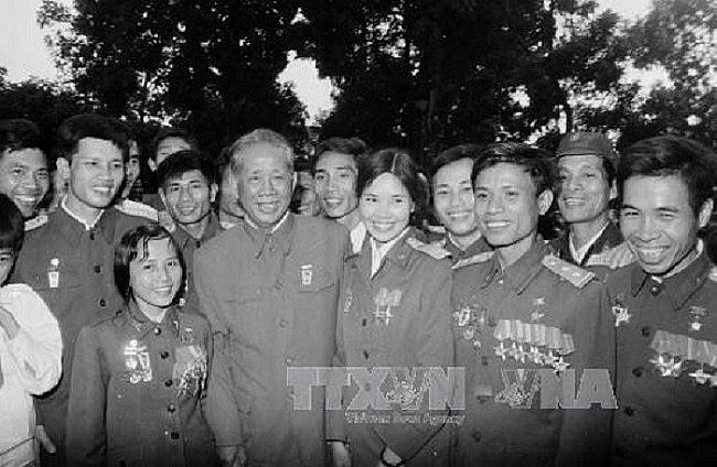 Tổng Bí thư Lê Duẩn với các đại biểu Thanh niên Quân đội tham dự Đại hội đại biểu Đoàn Thanh niên Cộng sản Hồ Chí Minh toàn quốc lần thứ IV tại Hà Nội (ngày 20-2-1980). Ảnh: Văn Bảo - TTXVN Tổng Bí thư Lê Duẩn với các đại biểu Thanh niên Quân đội tham dự Đại hội đại biểu Đoàn Thanh niên Cộng sản Hồ Chí Minh toàn quốc lần thứ IV tại Hà Nội (ngày 20-2-1980). Ảnh: Văn Bảo - TTXVN
