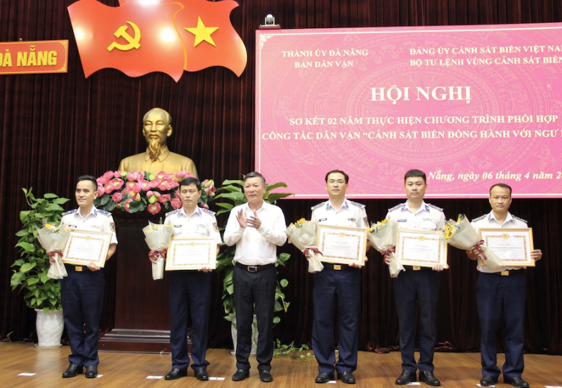 Chương trình “Cảnh sát biển đồng hành với ngư dân” là cơ sở, nền tảng xây dựng thế trận lòng dân trên biển Chương trình “Cảnh sát biển đồng hành với ngư dân” là cơ sở, nền tảng xây dựng thế trận lòng dân trên biển