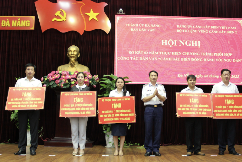 Chương trình “Cảnh sát biển đồng hành với ngư dân” là cơ sở, nền tảng xây dựng thế trận lòng dân trên biển Chương trình “Cảnh sát biển đồng hành với ngư dân” là cơ sở, nền tảng xây dựng thế trận lòng dân trên biển