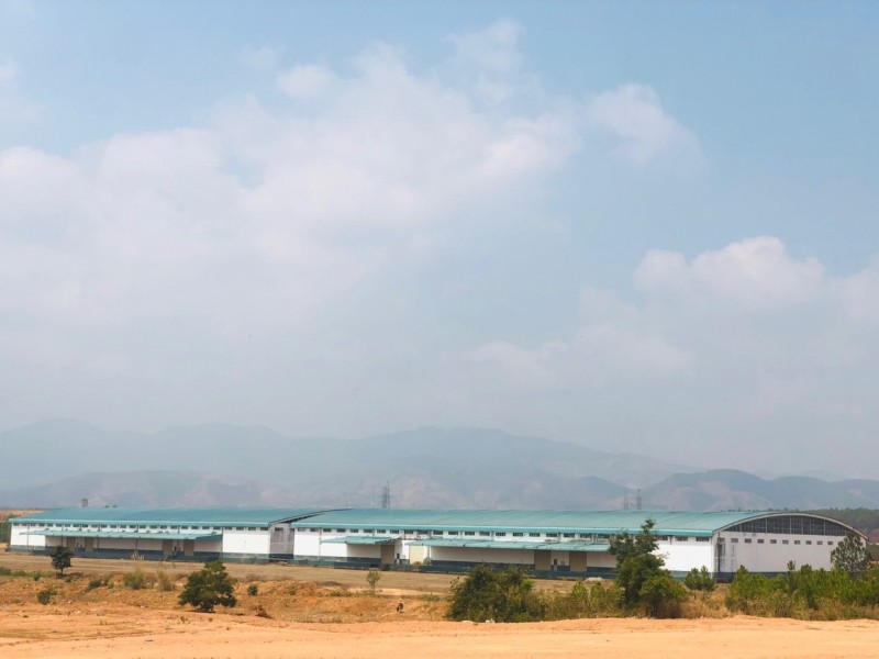 Sau gần 15 năm triển khai thực hiện, Nhà đầu tư chỉ mới xây dựng hoàn chỉnh 2 nhà kho để bảo quản máy móc, thiết bị. Sau gần 15 năm triển khai thực hiện, Nhà đầu tư chỉ mới xây dựng hoàn chỉnh 2 nhà kho để bảo quản máy móc, thiết bị.