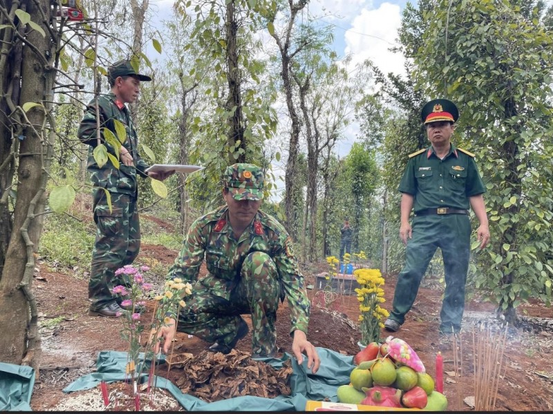 Các phần mộ liệt sỹ được phát hiện trên đồi đất thuộc quản lý của một hộ dân tại Các phần mộ liệt sỹ được phát hiện trên đồi đất thuộc quản lý của một hộ dân tại