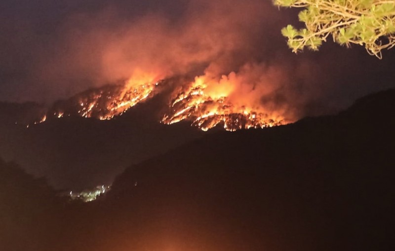 Ngọn lửa bốc cao nhiều mét, đỏ rực, khói nghi ngút. Ảnh: CTV Ngọn lửa bốc cao nhiều mét, đỏ rực, khói nghi ngút. Ảnh: CTV