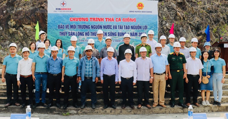 Các đại biểu và CBCNV Công ty tham dự Chương trình thả cá giống Các đại biểu và CBCNV Công ty tham dự Chương trình thả cá giống