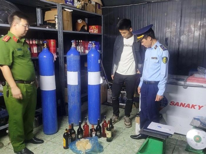 Lực lượng chức năng kiểm tra cơ sở kinh doanh BROTHERS PUB. (Ảnh: CA TP Cẩm Phả ) Lực lượng chức năng kiểm tra cơ sở kinh doanh BROTHERS PUB. (Ảnh: CA TP Cẩm Phả )