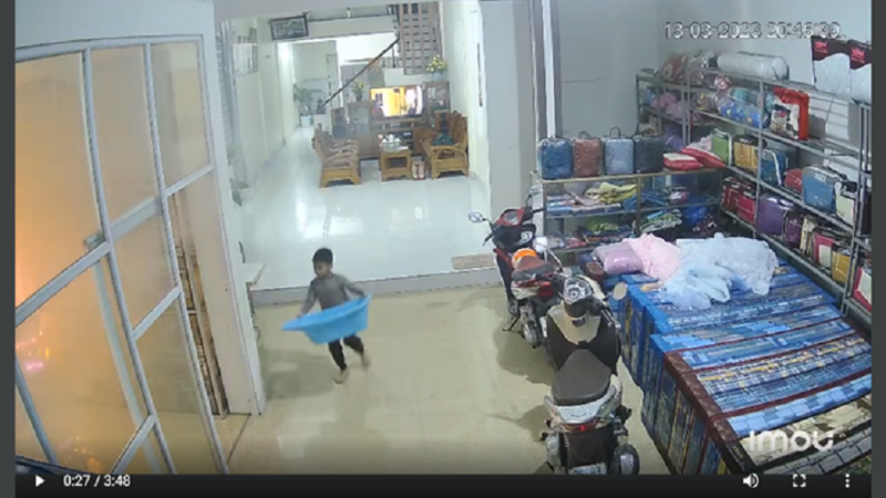 Bé trai 7 tuổi ở Thanh Hóa một mình dập lửa chữa cháy tại nhà