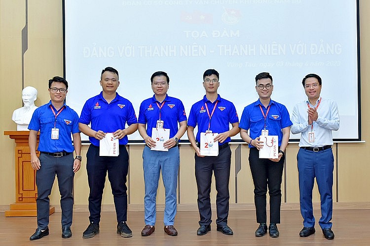 Khen thưởng các điển hình thanh niên tích cực, sáng tạo, nỗ lực Khen thưởng các điển hình thanh niên tích cực, sáng tạo, nỗ lực