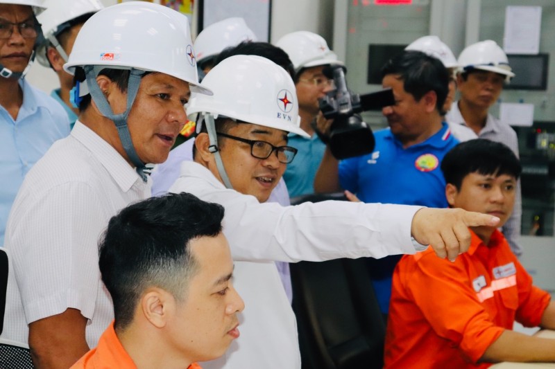 Ông Lê Đình Bản - Bí thư Đảng uỷ, Giám đốc Công ty giới thiệu về NMTĐ Sông Bung 4 Ông Lê Đình Bản - Bí thư Đảng uỷ, Giám đốc Công ty giới thiệu về NMTĐ Sông Bung 4