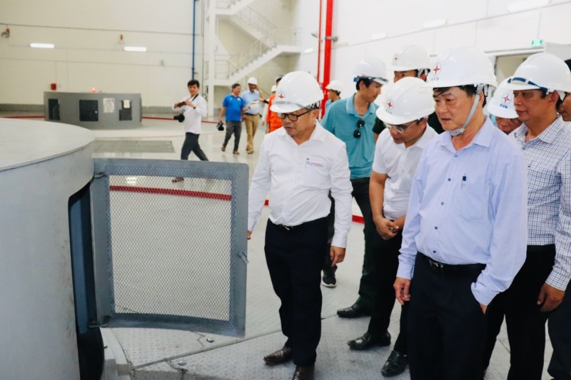 Ông Lê Văn Hường - TUV, Bí thư huyện uỷ huyện Nam Giang tại gian máy NMTĐ Sông Bung 4 Ông Lê Văn Hường - TUV, Bí thư huyện uỷ huyện Nam Giang tại gian máy NMTĐ Sông Bung 4