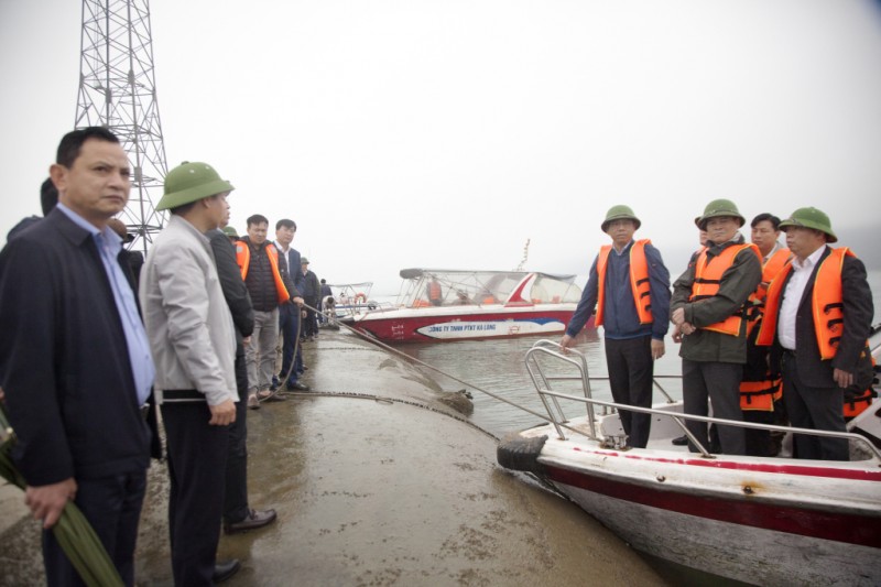 Thứ trưởng Bộ Giao thông Vận tải Nguyễn Xuân Sang và Phó Chủ tịch UBND tỉnh Quảng Ninh Bùi Văn Khắng kiểm tra hiện trường dự án Bến cảng Vạn Ninh
