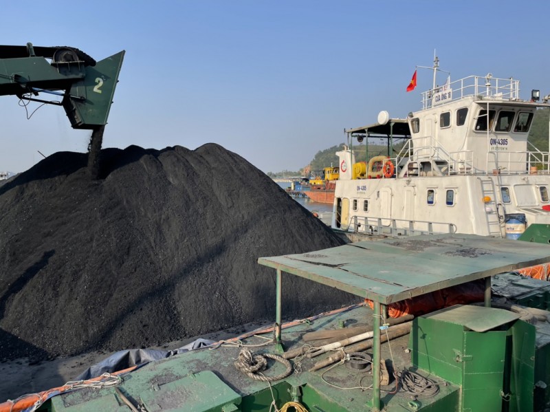 Than tiêu thụ 11,45 triệu tấn Than tiêu thụ 11,45 triệu tấn