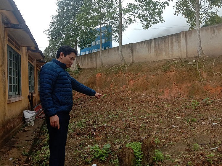 , thầy giáo Thèn Hải Âu, phó hiệu trưởng nhà trường giới thiệu một khu vườn nhỏ đang gieo ươm giống cây dược liệu râu mèo để nhân rộng trong thời gian tới , thầy giáo Thèn Hải Âu, phó hiệu trưởng nhà trường giới thiệu một khu vườn nhỏ đang gieo ươm giống cây dược liệu râu mèo để nhân rộng trong thời gian tới