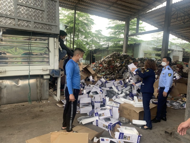 Giám sát tiêu hủy 1.000 bộ bếp từ giả mạo nhãn hiệu PHILIPS Giám sát tiêu hủy 1.000 bộ bếp từ giả mạo nhãn hiệu PHILIPS