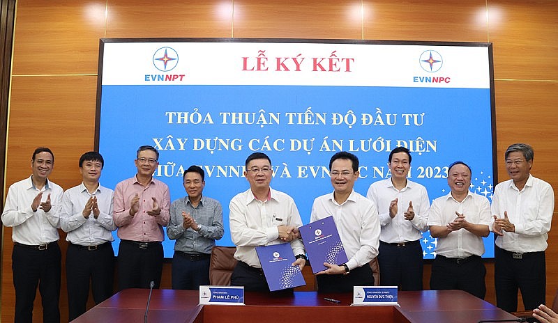 Tổng giám đốc EVNNPT Phạm Lê Phú và Tổng giám đốc EVNNPC – Nguyễn Đức Thiện ký kết thỏa thuận tiến độ đầu tư xây dựng các dự án lưới điện giữa 2 Tổng công ty năm 2023