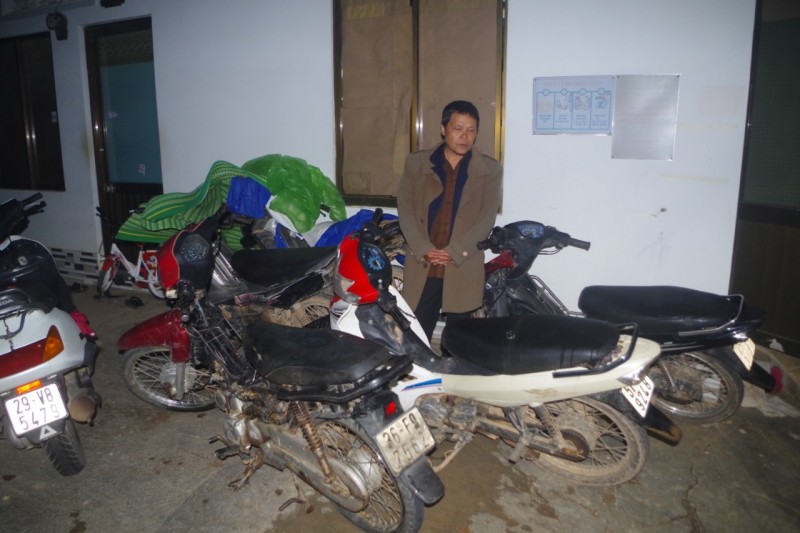 Đối tượng Huỳnh Đắc Tân cùng tang vật. Ảnh: CACC Đối tượng Huỳnh Đắc Tân cùng tang vật. Ảnh: CACC