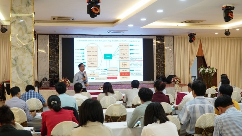 Thạc sĩ, Luật sư Nguyễn Văn Đức – Phó Trưởng phòng Pháp chế và Chứng nhận Xuất xứ, Trọng tài viên Trung tâm Trọng tài Thương mại Tp. Hồ Chí Minh, Chi nhánh Phòng Thương mại và Công nghiệp Việt Nam tại Tp. Hồ Chí Minh, truyền đạt một số nội dung liên quan đến Hiệp định đối tác kinh tế toàn diện khu vực RCEP cũng như một số lưu ý khi xuất khẩu hàng sang Trung Quốc. Ảnh: Phúc Lâm Thạc sĩ, Luật sư Nguyễn Văn Đức – Phó Trưởng phòng Pháp chế và Chứng nhận Xuất xứ, Trọng tài viên Trung tâm Trọng tài Thương mại Tp. Hồ Chí Minh, Chi nhánh Phòng Thương mại và Công nghiệp Việt Nam tại Tp. Hồ Chí Minh, truyền đạt một số nội dung liên quan