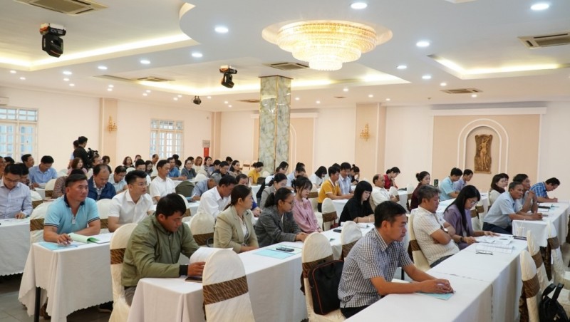 Hơn 100 đại biểu đại diện các sở, ban, ngành, đoàn thể, doanh nghiệp, hợp tác xã và cơ sở sản xuất kinh doanh tham gia Hội nghị. Ảnh: Phúc Lâm Hơn 100 đại biểu đại diện các sở, ban, ngành, đoàn thể, doanh nghiệp, hợp tác xã và cơ sở sản xuất kinh doanh tham gia Hội nghị. Ảnh: Phúc Lâm