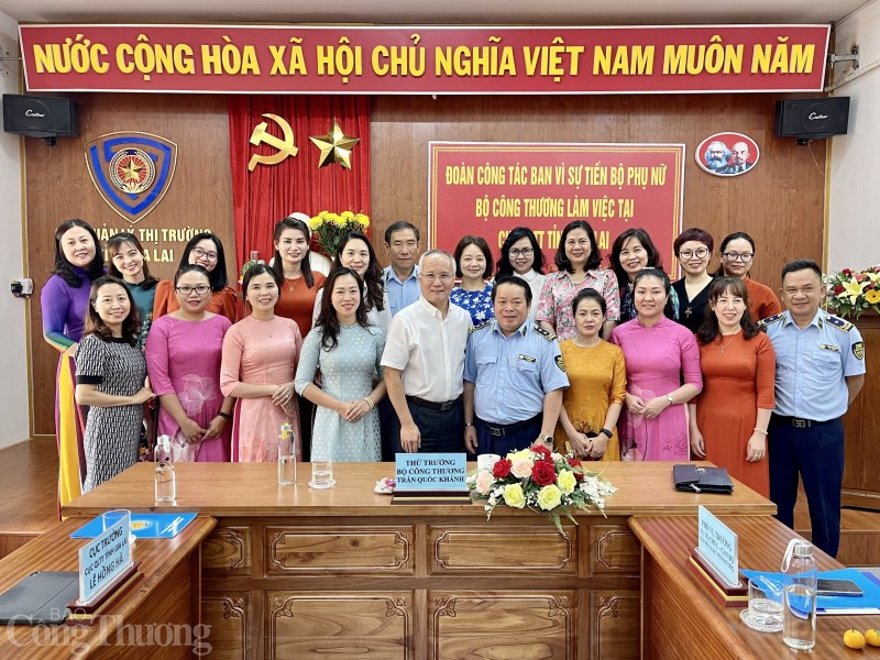 undefined Thứ trưởng Trần Quốc Khánh làm việc với Cục Quản lý thị trường Gia Lai