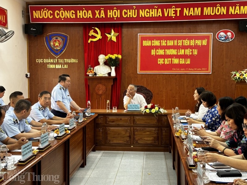 undefined Thứ trưởng Trần Quốc Khánh làm việc với Cục Quản lý thị trường Gia Lai