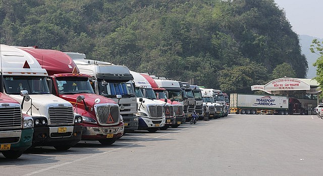 Các container xếp hàng chờ xuất khẩu tại bãi xe dành cho hàng trung chuyển xuất nhập khẩu trên cửa khẩu Tân Thanh - Ảnh: VGP/Tuấn Dũng Các container xếp hàng chờ xuất khẩu tại bãi xe dành cho hàng trung chuyển xuất nhập khẩu trên cửa khẩu Tân Thanh - Ảnh: VGP/Tuấn Dũng