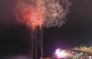 Pháo hoa rực sáng trong đêm khai mạc du lịch Cửa Lò