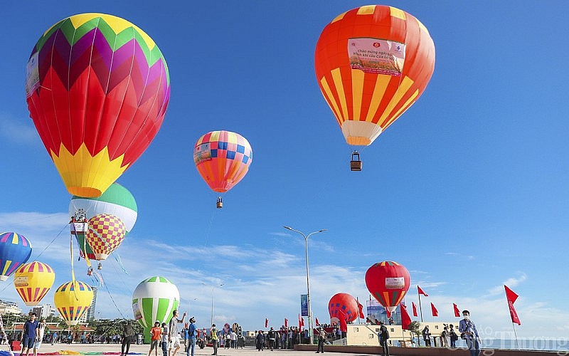 Pháo hoa rực sáng trong đêm khai mạc du lịch Cửa Lò