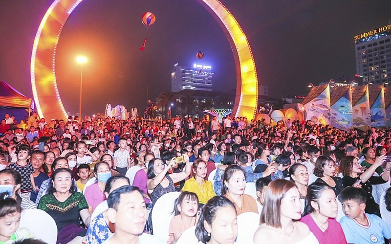 Pháo hoa rực sáng trong đêm khai mạc du lịch Cửa Lò