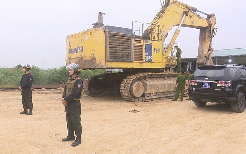 Công an Nghệ An điều tra vụ khai thác trái phép hàng trăm nghìn mét khối đất san lấp Công an Nghệ An điều tra vụ khai thác trái phép hàng trăm nghìn mét khối đất san lấp