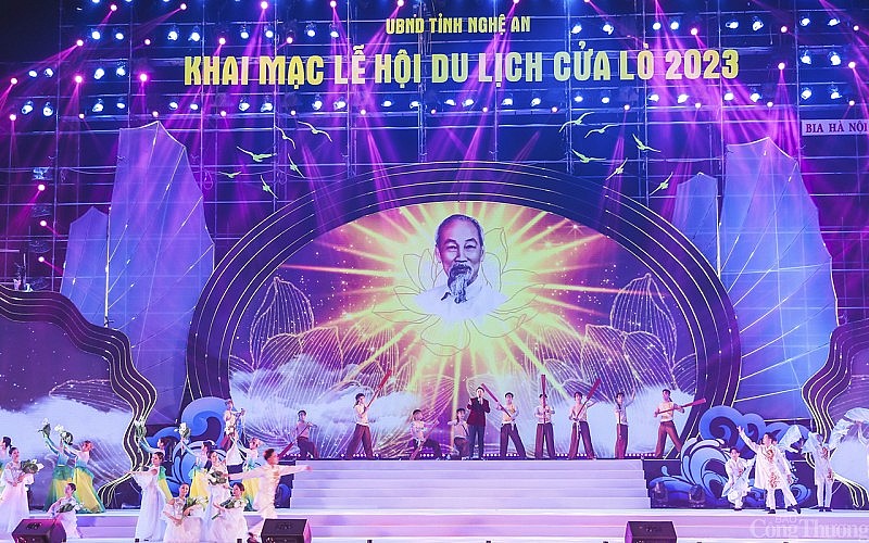 Pháo hoa rực sáng trong đêm khai mạc du lịch Cửa Lò