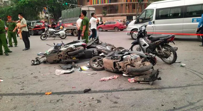 Khởi tố, bắt tạm giam 4 tháng tài xế ô tô tông 17 xe ở Võ Chí Công Khởi tố, bắt tạm giam 4 tháng tài xế ô tô tông 17 xe ở Võ Chí Công