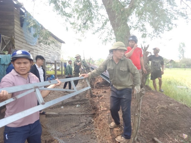 Ngay sau khi nhận được thông tin, các cấp chính quyền và ngành chức năng đã có mặt tại hiện trường để khảo sát, thống kê thiệt hại và hỗ trợ người dân khắc phục hậu quả của thiên tai.